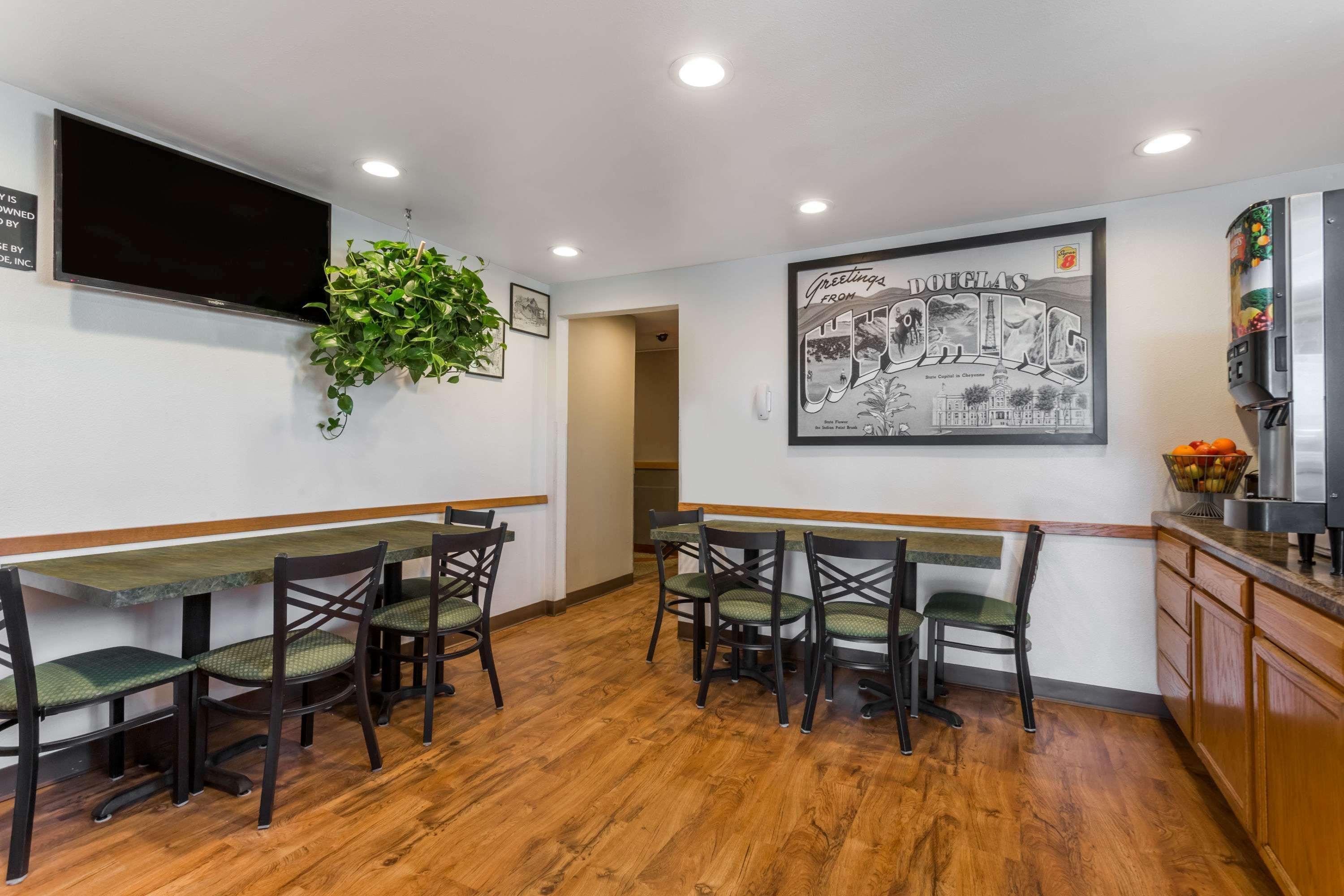 Super 8 By Wyndham Douglas Extérieur photo
