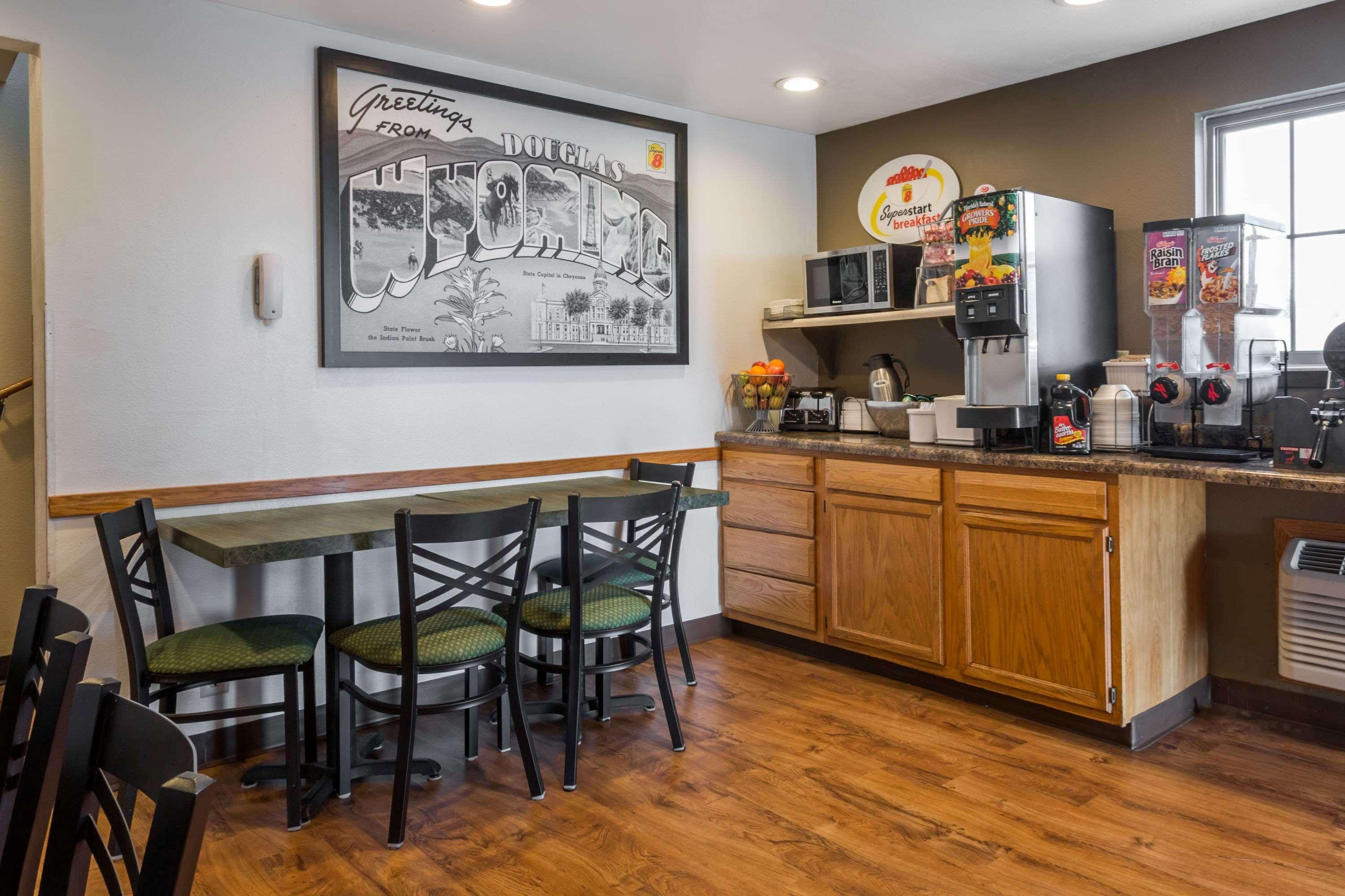 Super 8 By Wyndham Douglas Extérieur photo