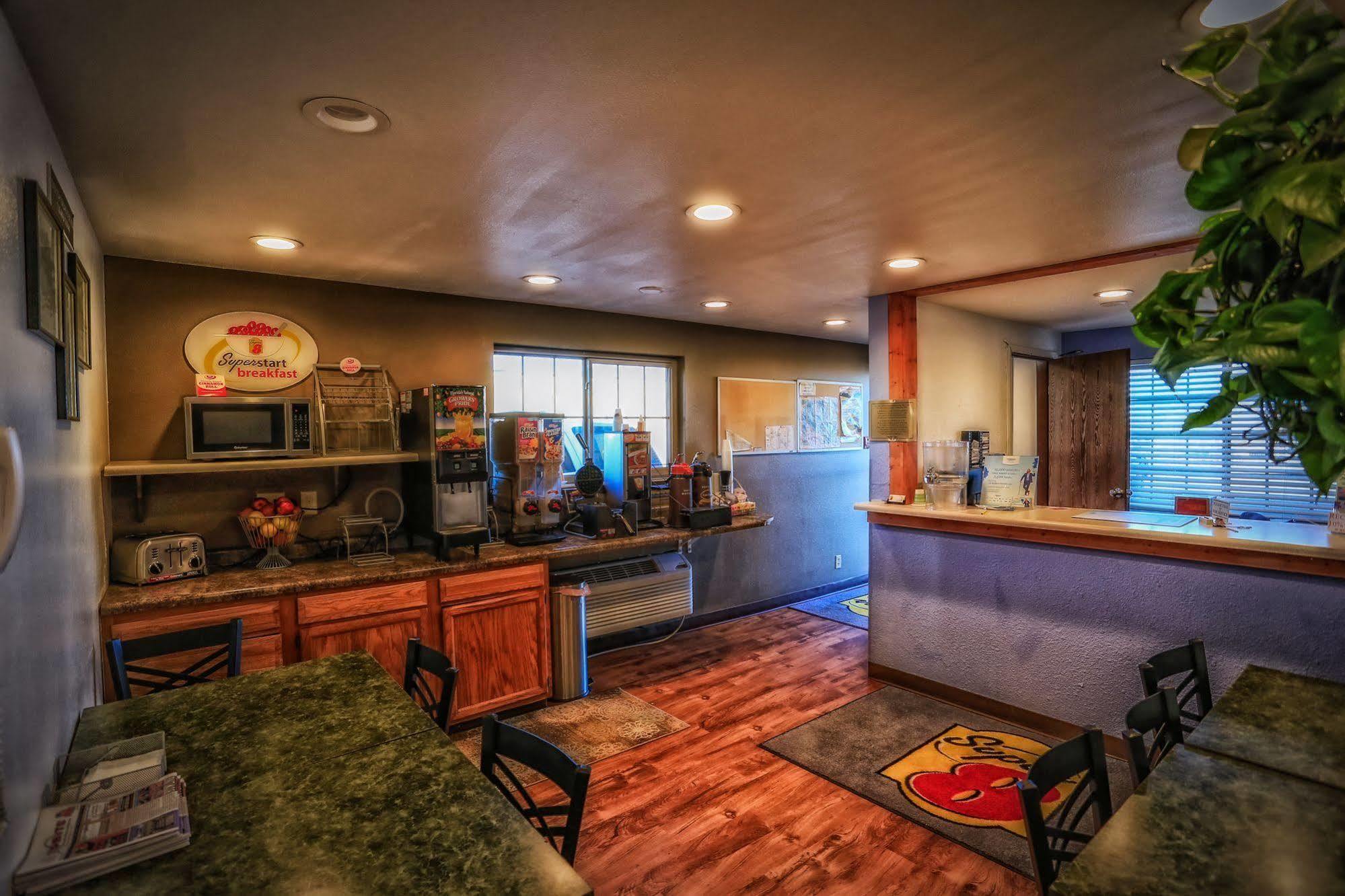 Super 8 By Wyndham Douglas Extérieur photo